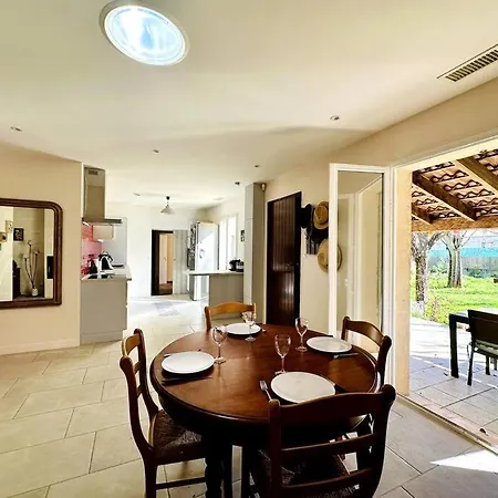 Holiday home Les Acacias Piscine Et Clim